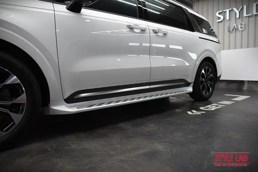Kia Carnival 4th Gen vinyl wrap - Kia Carnival Vinyl Wrap Review: Two-Tone & Chrome Delete photo 4