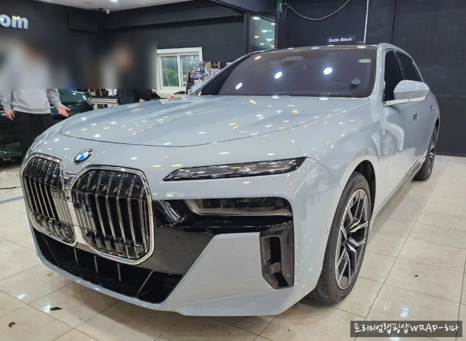 BMW 7 Series G11/G12のカーラッピング事例|グロスブラックメタリック 施工写真 2-1