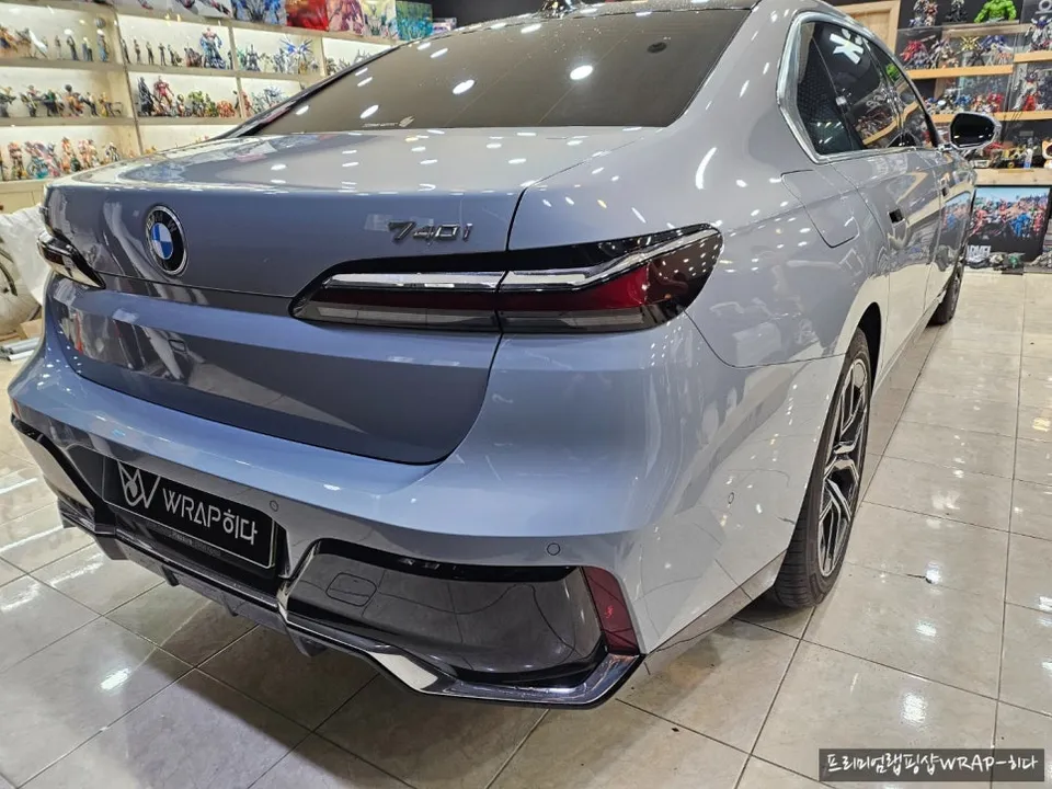 BMW 7 Series G11/G12のカーラッピング事例|グロスブラックメタリック 施工写真 3-1