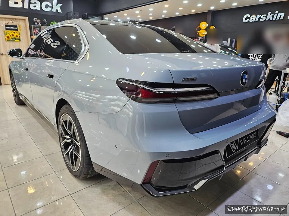 BMW 7 Series G11/G12のカーラッピング事例|グロスブラックメタリック 施工写真 1-2