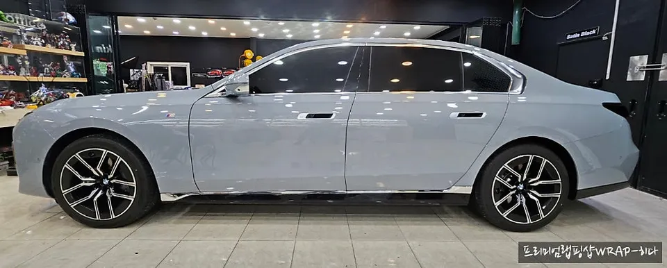 BMW 7 Series G11/G12のカーラッピング事例|グロスブラックメタリック 施工写真 2-2