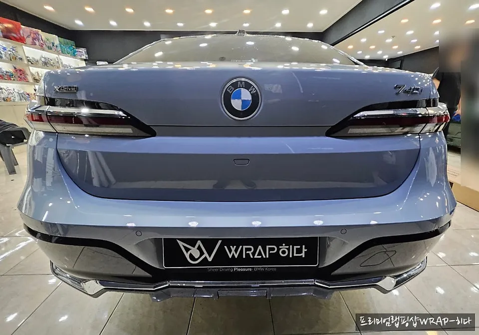 BMW 7 Series G11/G12のカーラッピング事例|グロスブラックメタリック 施工写真 3-2