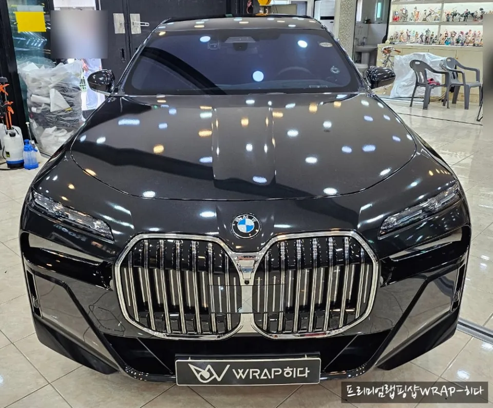 BMW 7 Series G11/G12のカーラッピング事例|グロスブラックメタリック 施工写真 1-3