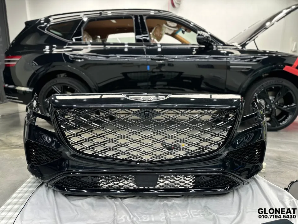 Genesis GV80のカーラッピング事例:オールブラック化で高級感アップ 施工写真 2-3