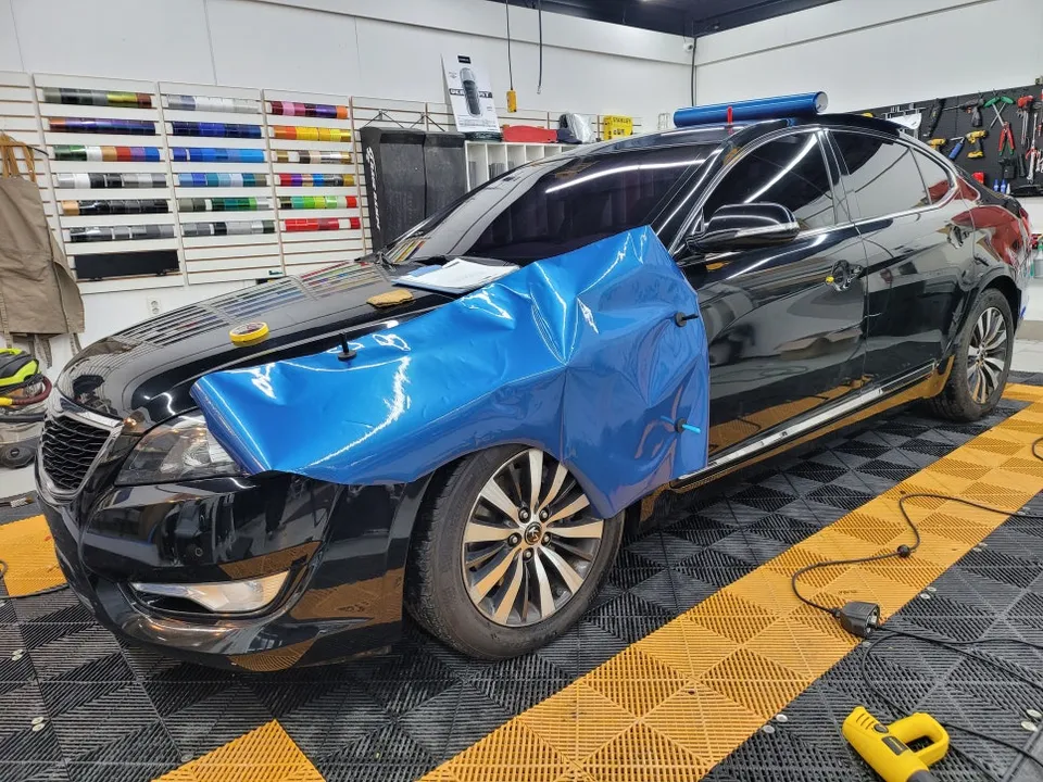 Kia K7のカーラッピング事例|メタリックブルーで高級感アップ 施工写真 3-2
