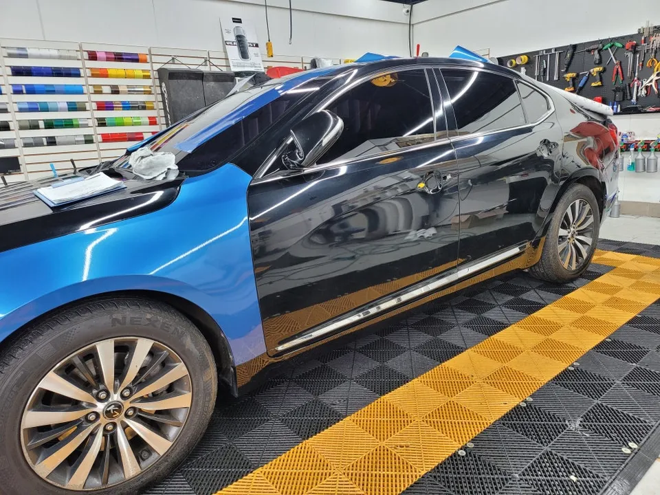 Kia K7のカーラッピング事例|メタリックブルーで高級感アップ 施工写真 2-3