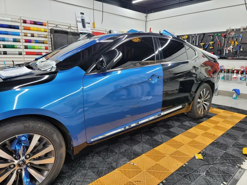 Kia K7のカーラッピング事例|メタリックブルーで高級感アップ 施工写真 3-3