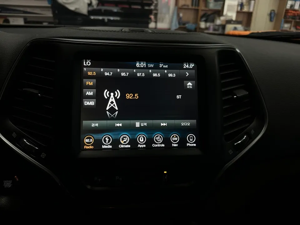 Jeep Cherokeeのドライブレコーダー取付事例 施工写真 1-2