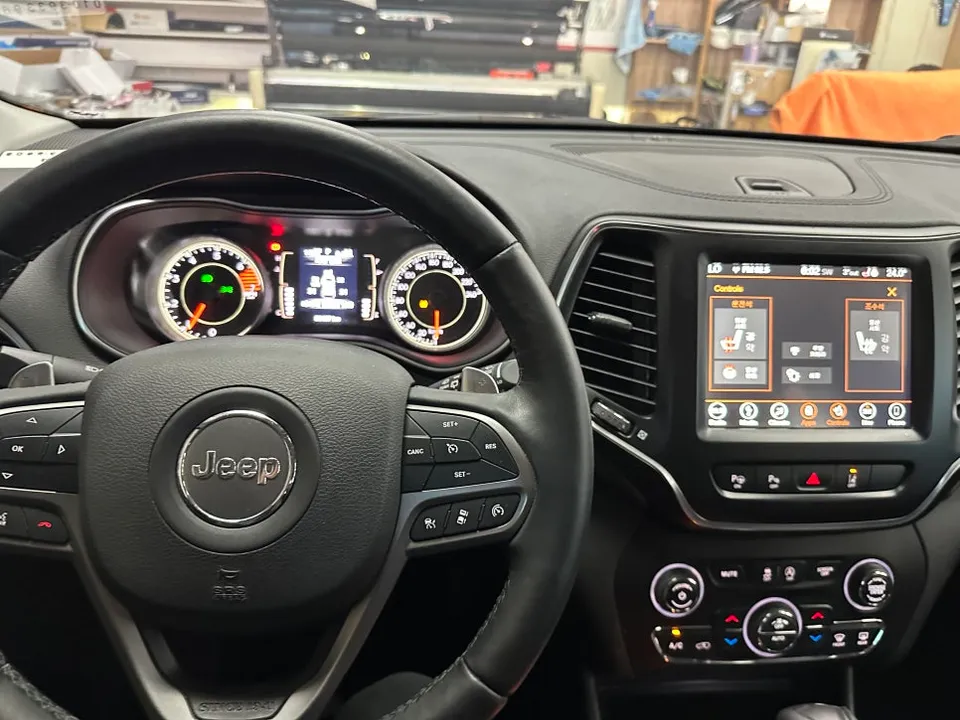 Jeep Cherokeeのドライブレコーダー取付事例 施工写真 1-3