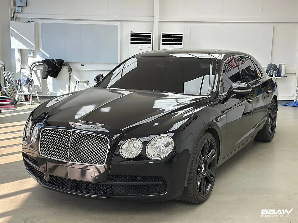 Bentley Flying Spurのカーラッピング事例｜ホワイトパール 施工写真 2-1