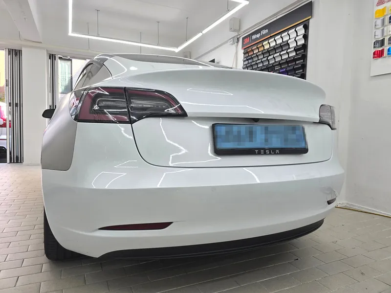 Tesla Model 3のカーラッピング事例｜エメラルドグリーン 施工写真 3-1