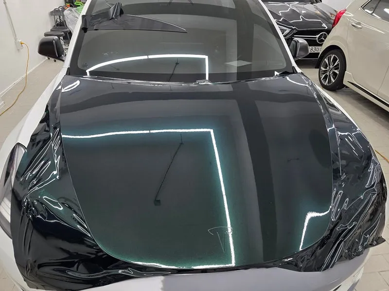 Tesla Model 3のカーラッピング事例｜エメラルドグリーン 施工写真 3-3