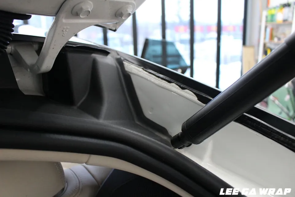 AMG GT 43 施工事例:無光イエローへのカーラッピング 施工写真 1-2