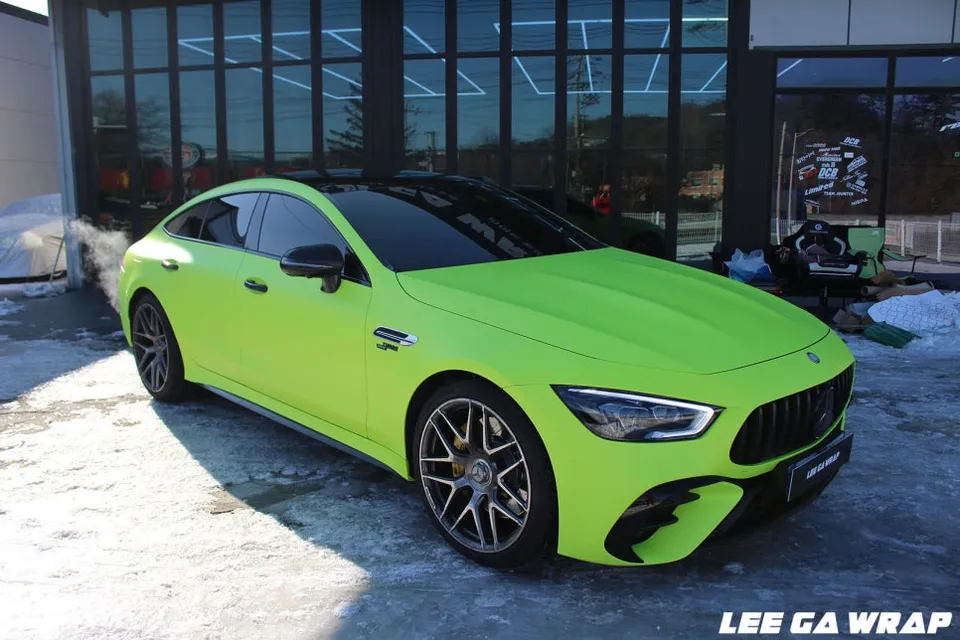 AMG GT 43 施工事例:無光イエローへのカーラッピング 施工写真 2-3