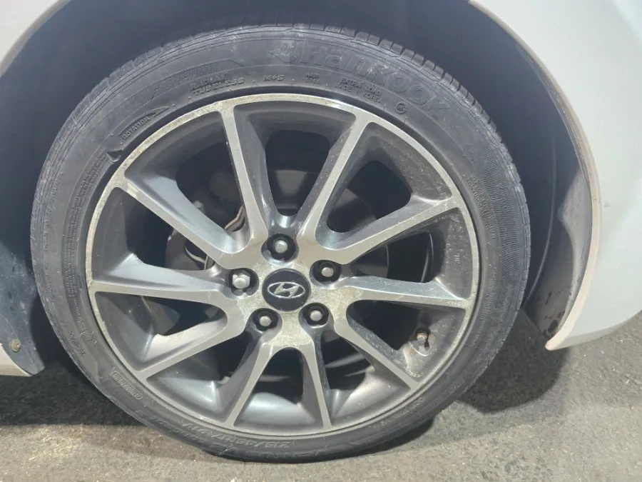 Hyundai Elantra MDのホイールリペア・塗装事例 施工写真 1-1