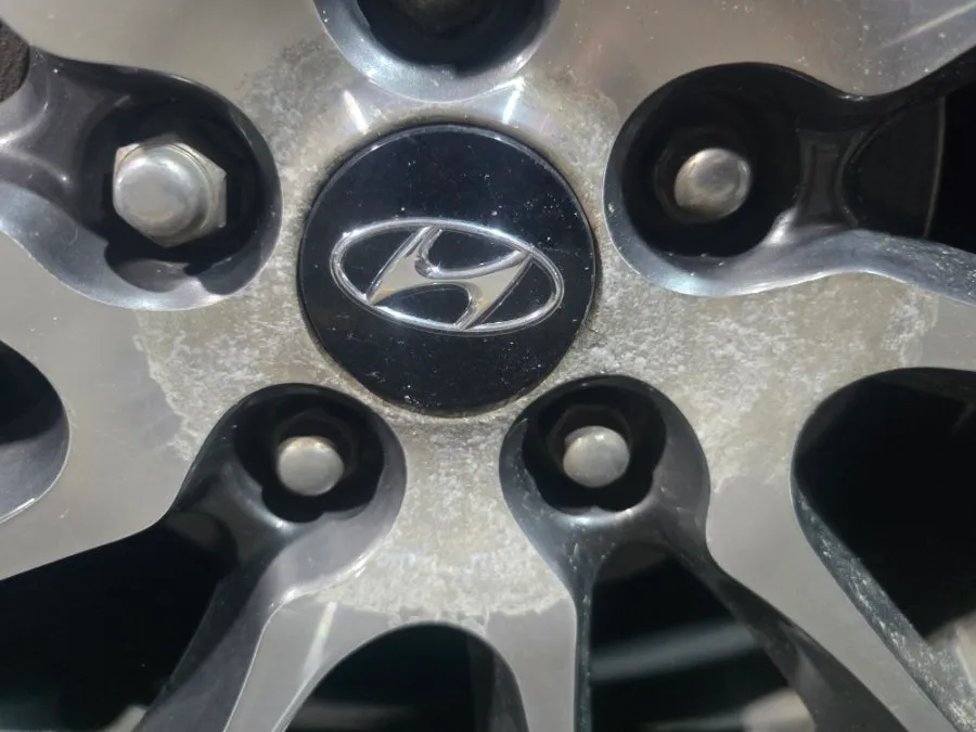 Hyundai Elantra MDのホイールリペア・塗装事例 施工写真 2-1