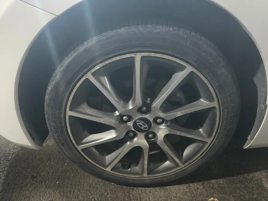 Hyundai Elantra MDのホイールリペア・塗装事例 施工写真 3-1