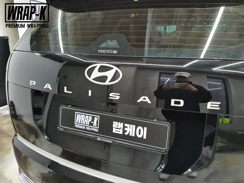 Hyundai Palisade LX3のカーラッピング事例:クロームパーツのブラックアウト 施工写真 2-2