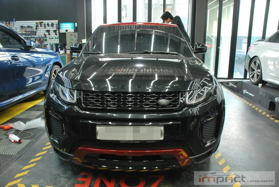 Land Rover Evoqueのカーラッピング事例｜オールブラック化 写真