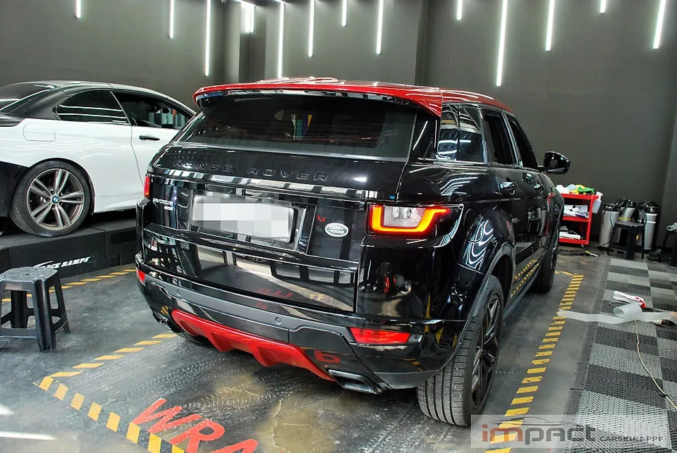 Land Rover Evoqueのカーラッピング事例|オールブラック化 施工写真 1-2