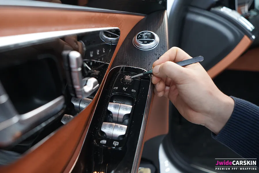Mercedes-Benz S350のPPF施工事例|内装の傷防止効果 施工写真 1-2