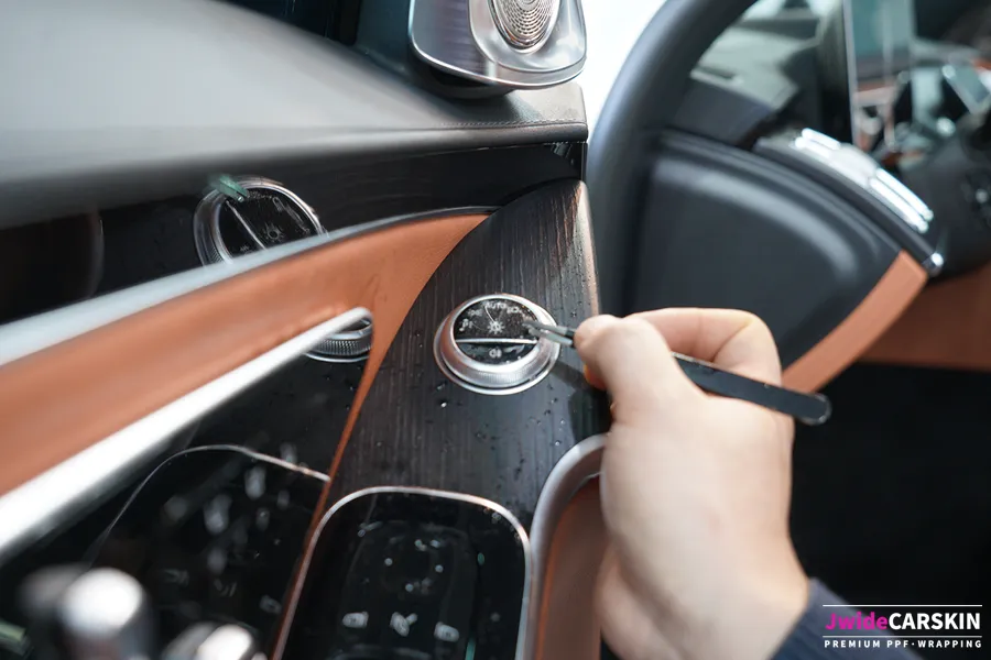 Mercedes-Benz S350のPPF施工事例|内装の傷防止効果 施工写真 3-2