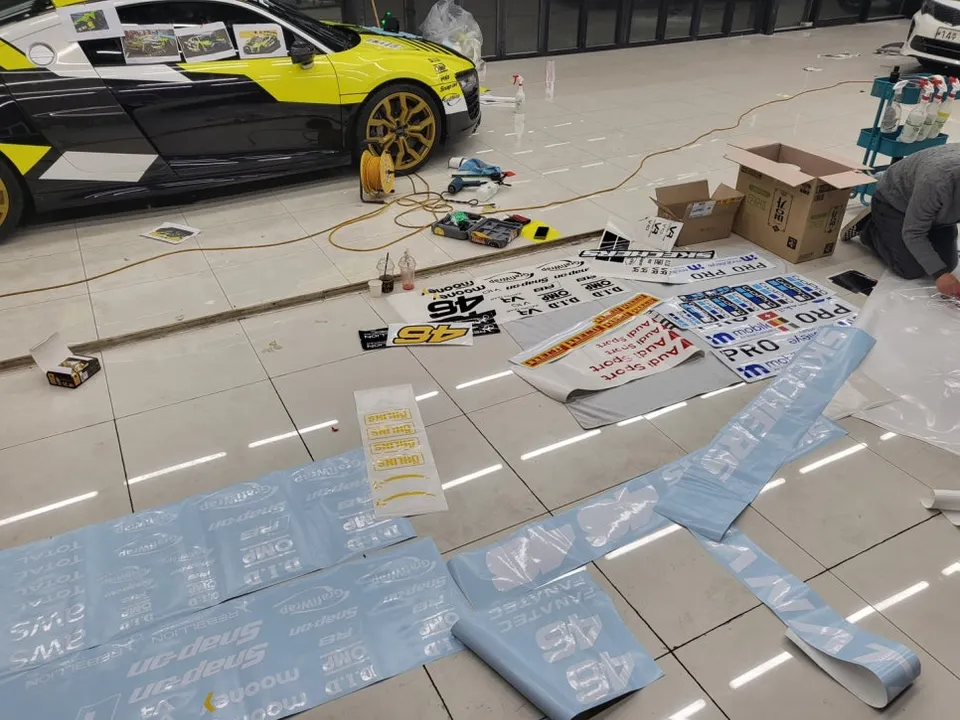 Audi R8のカーラッピング事例|費用目安・仕上がり 施工写真 2-3
