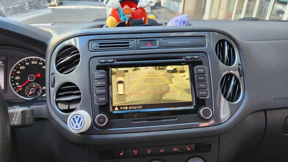 Volkswagen Tiguanのドライブレコーダー取付事例 施工写真 2-2