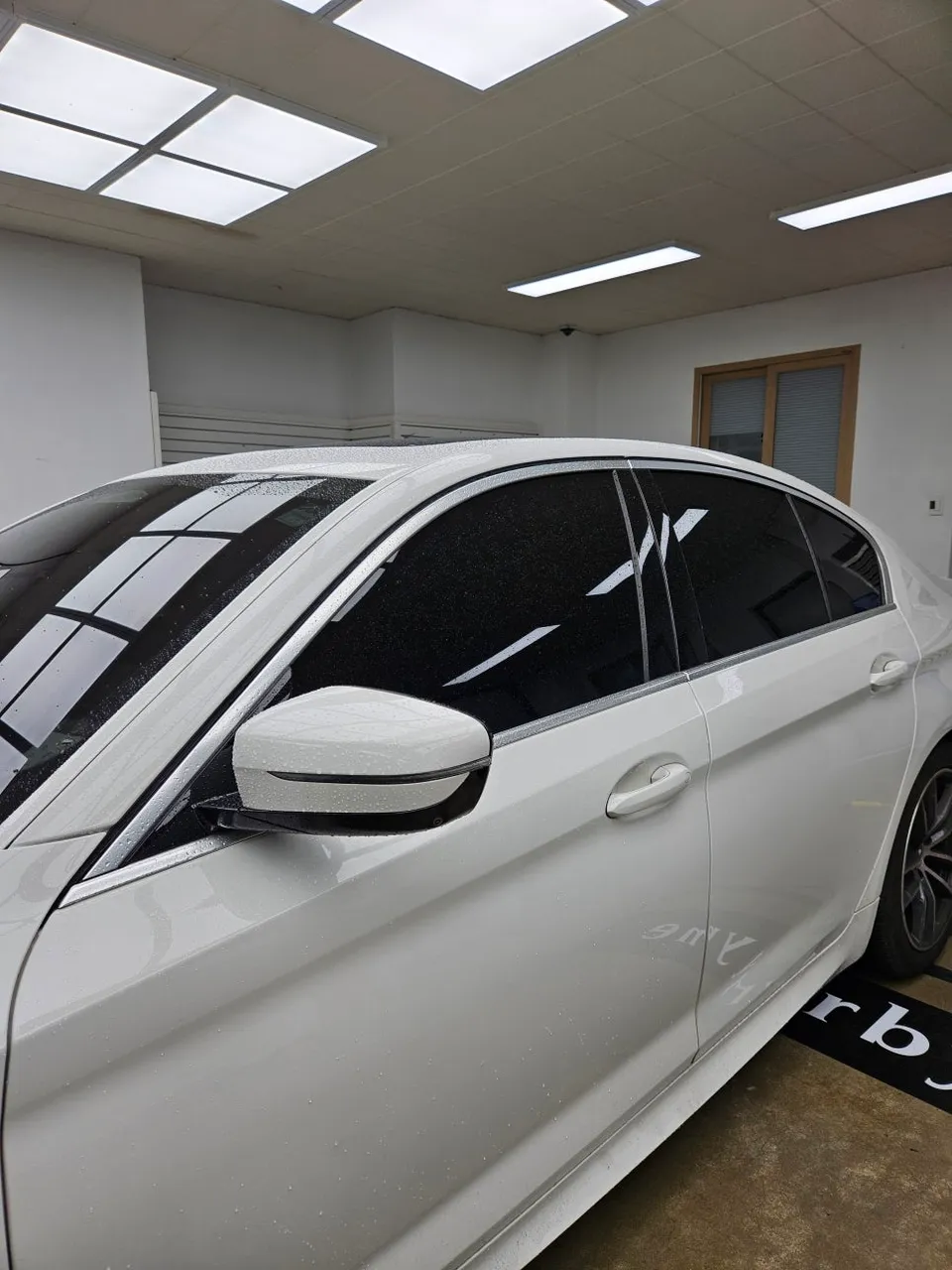 BMW 5 Series G30のカーラッピング事例：クロームモールをブラック化 施工写真 3-1