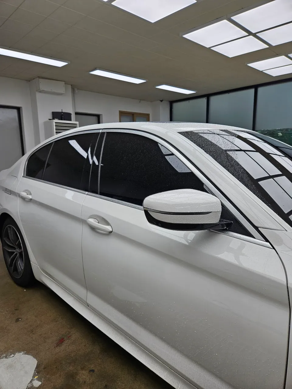 BMW 5 Series G30のカーラッピング事例：クロームモールをブラック化 施工写真 3-2