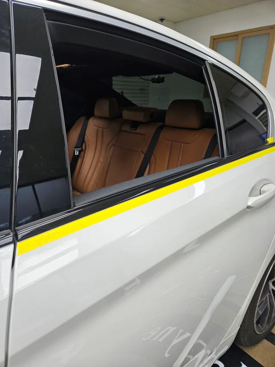 BMW 5 Series G30のカーラッピング事例：クロームモールをブラック化 施工写真 3-3