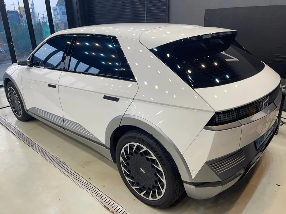 Hyundai IONIQ 5のカーラッピング事例|費用目安・仕上がり 施工写真 1-2