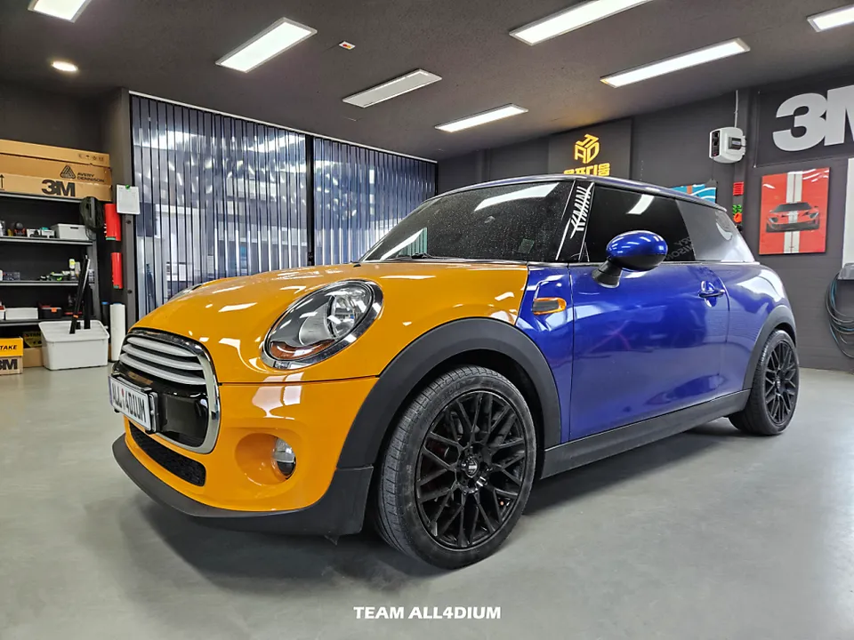 MINI MINI Cooperのカーラッピング事例｜保険対応・再施工 施工写真 2-1