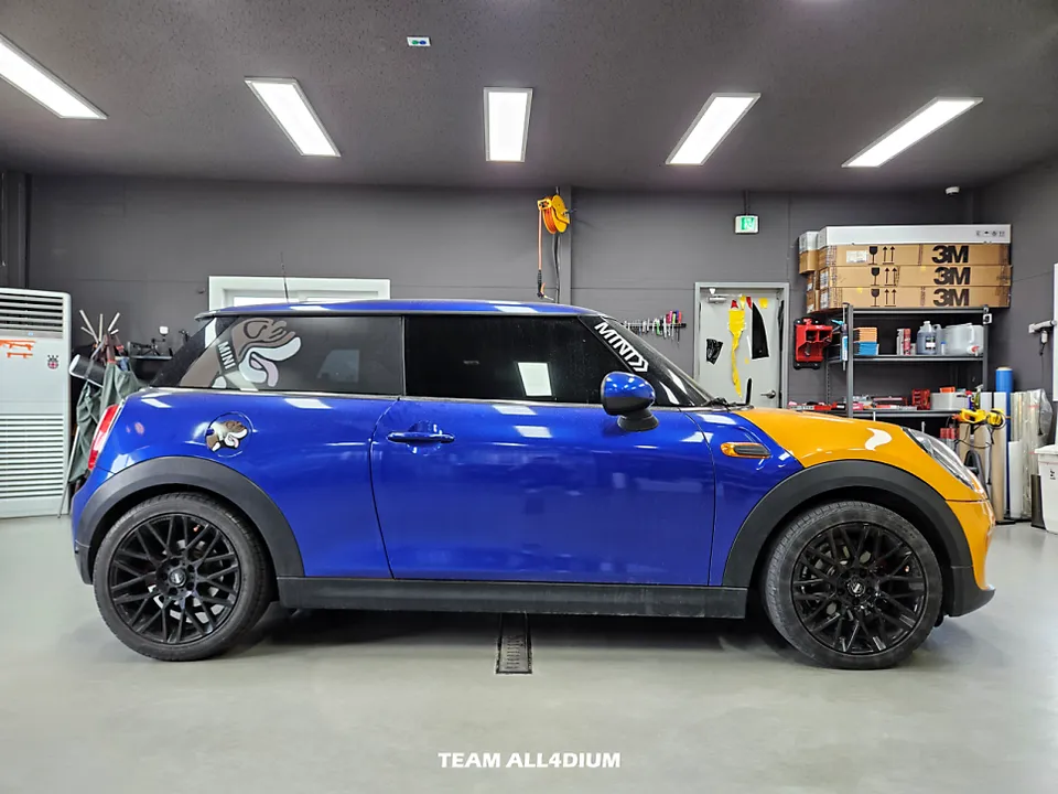 MINI MINI Cooperのカーラッピング事例｜保険対応・再施工 施工写真 3-1