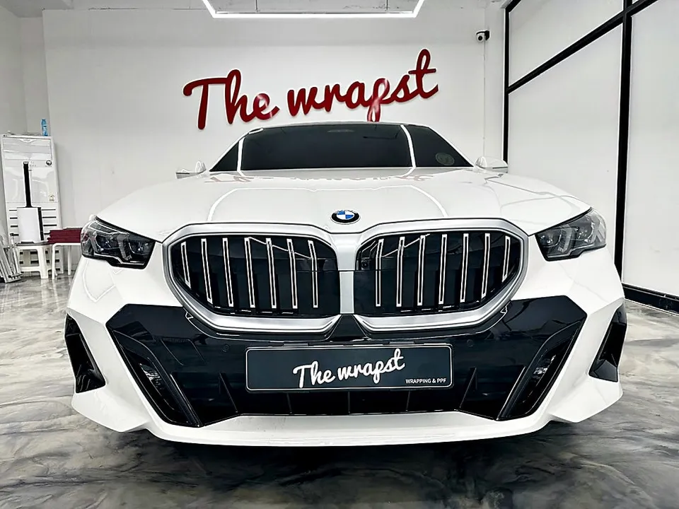 BMW 5 Series G60 グリルラッピング事例|費用目安・仕上がり 施工写真 1-1