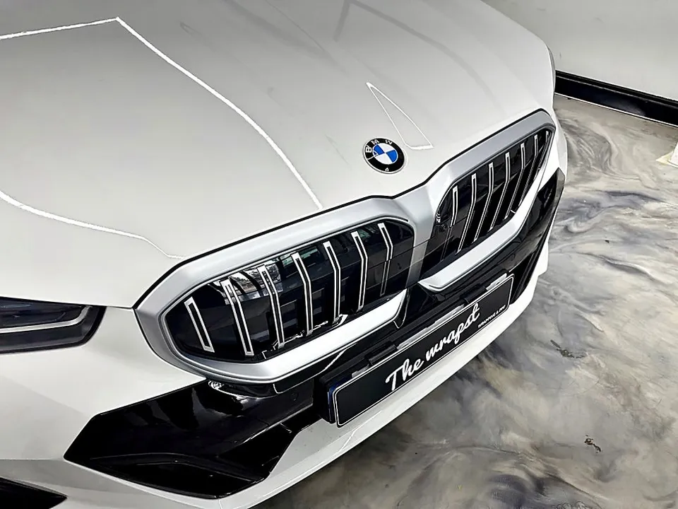 BMW 5 Series G60 グリルラッピング事例|費用目安・仕上がり 施工写真 2-1