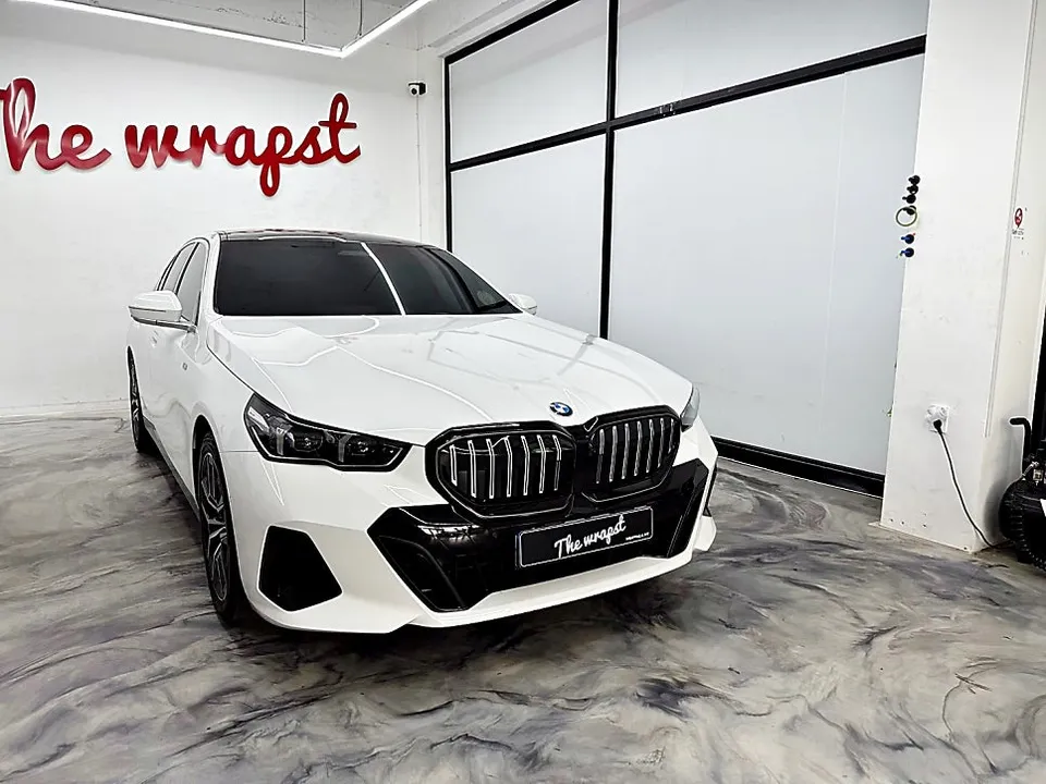 BMW 5 Series G60 グリルラッピング事例|費用目安・仕上がり 施工写真 1-2