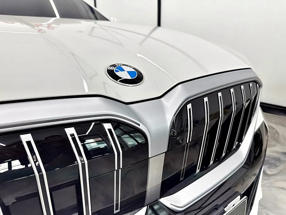 BMW 5 Series G60 グリルラッピング事例|費用目安・仕上がり 施工写真 2-2