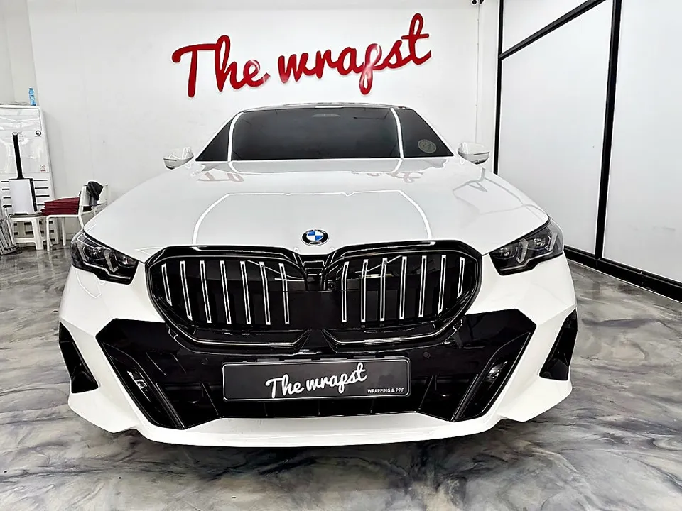 BMW 5 Series G60 グリルラッピング事例|費用目安・仕上がり 施工写真 2-3