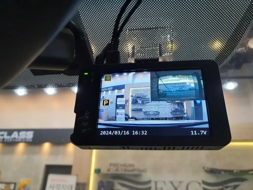 Hyundai Elantra ADのドライブレコーダー取付事例 施工写真 3