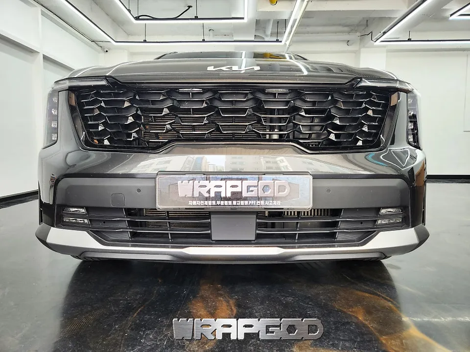 Kia Sorento MQ4 vinyl wrap - Kia Sorento MQ4 Vinyl Wrap Review: Sporty Gloss Black Accents photo 3