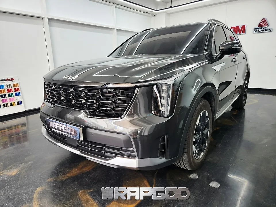 Kia Sorento MQ4 vinyl wrap - Kia Sorento MQ4 Vinyl Wrap Review: Sporty Gloss Black Accents photo 4