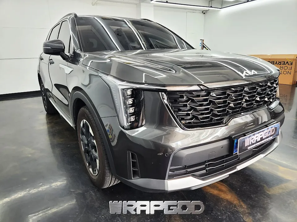 Kia Sorento MQ4 vinyl wrap - Kia Sorento MQ4 Vinyl Wrap Review: Sporty Gloss Black Accents photo 5