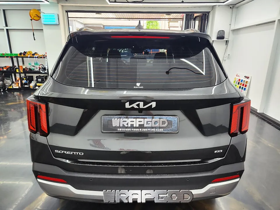 Kia Sorento MQ4 vinyl wrap - Kia Sorento MQ4 Vinyl Wrap Review: Sporty Gloss Black Accents photo 6