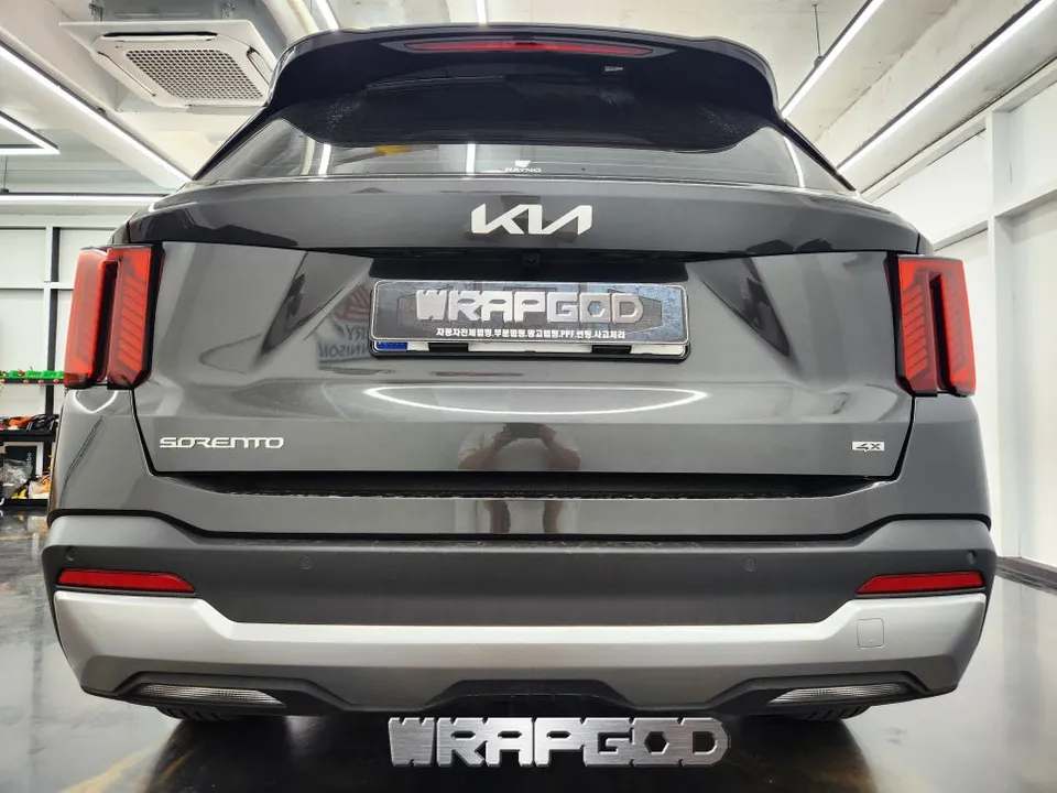 Kia Sorento MQ4 vinyl wrap - Kia Sorento MQ4 Vinyl Wrap Review: Sporty Gloss Black Accents photo 7