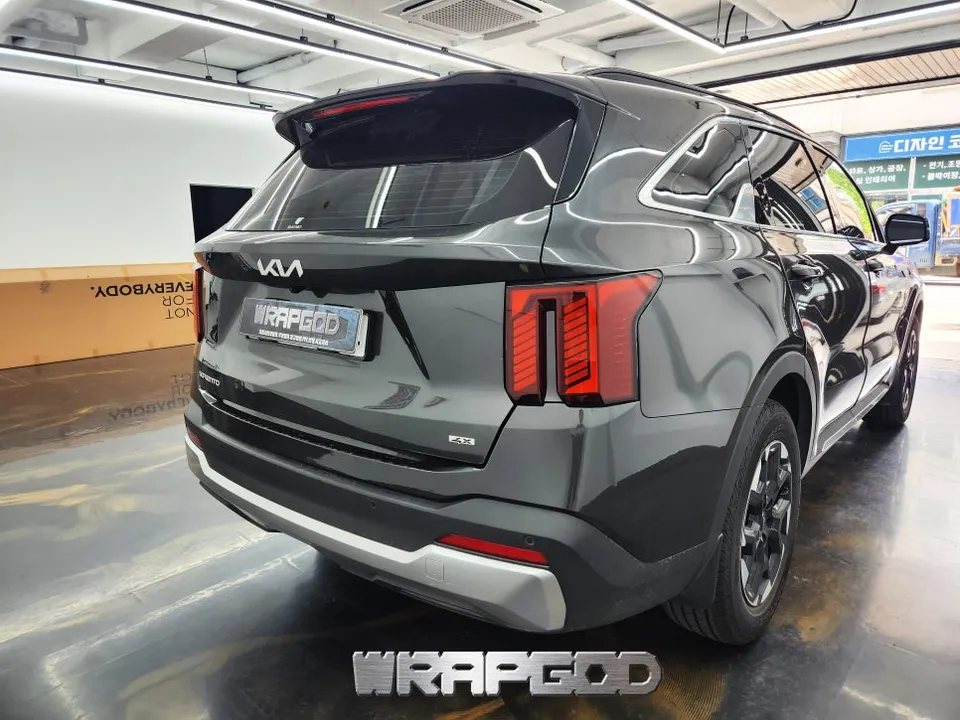 Kia Sorento MQ4 vinyl wrap - Kia Sorento MQ4 Vinyl Wrap Review: Sporty Gloss Black Accents photo 8