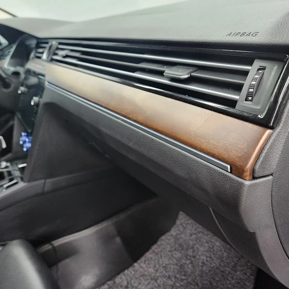 Volkswagen Arteonのカーラッピング事例｜チタンブラシフィルムで内装を刷新 施工写真 2-1