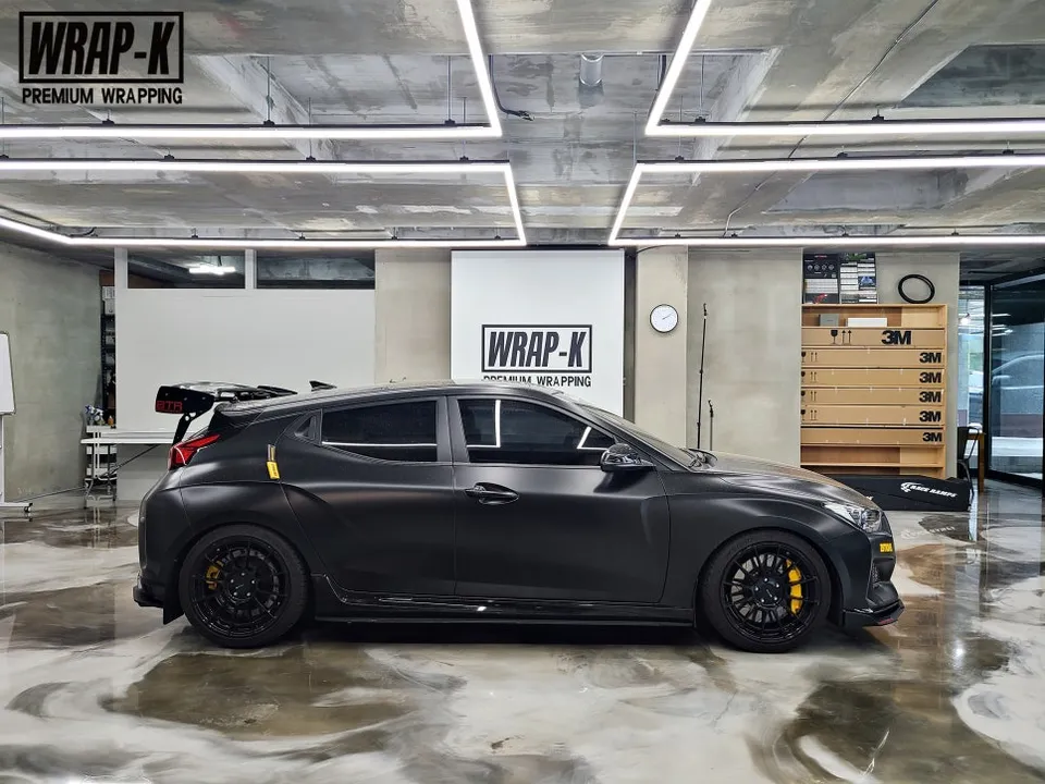 Hyundai Veloster Nのカーラッピング事例|費用目安・仕上がり 施工写真 2-1