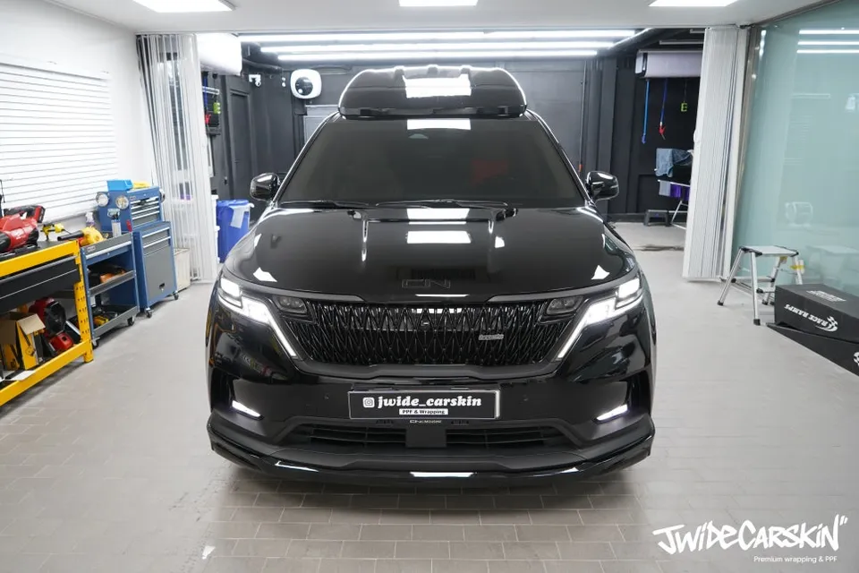 Kia Carnival Vinyl Wrap Review: Chrome Delete for a Bold Look photo 2