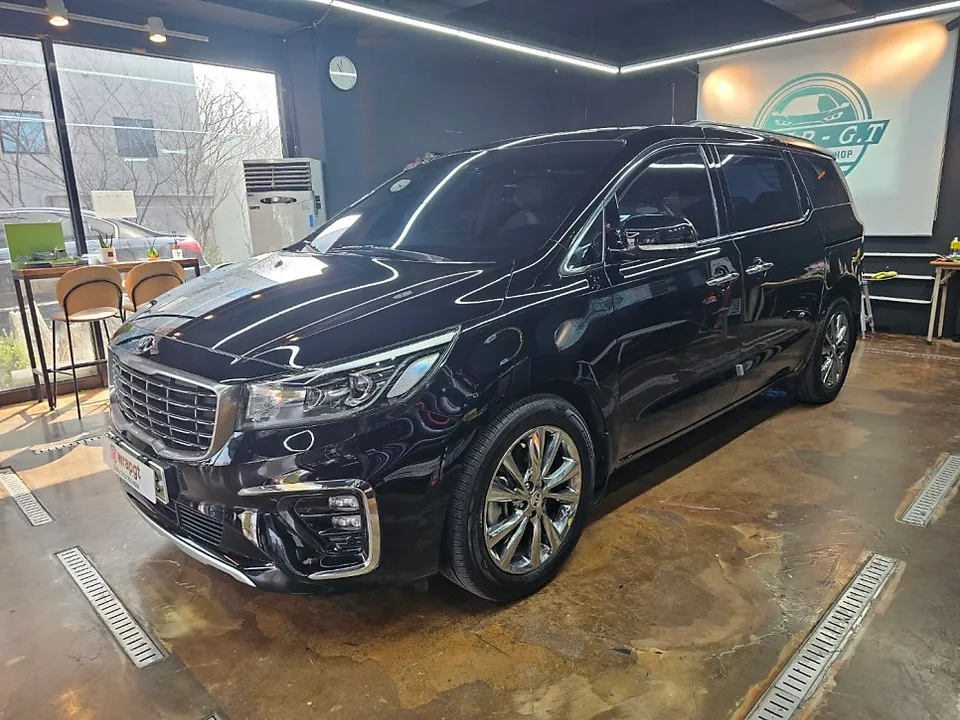 Kia Carnival KA4のカーフィルム施工事例:費用目安と仕上がり 施工写真 2-1